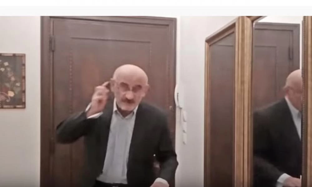 "Τη Κορόνας ο ιόν": Μια νότα χαράς εν μεσούσης πανδημίας
